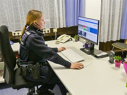 Eine junge Frau arbeitet am Computer.