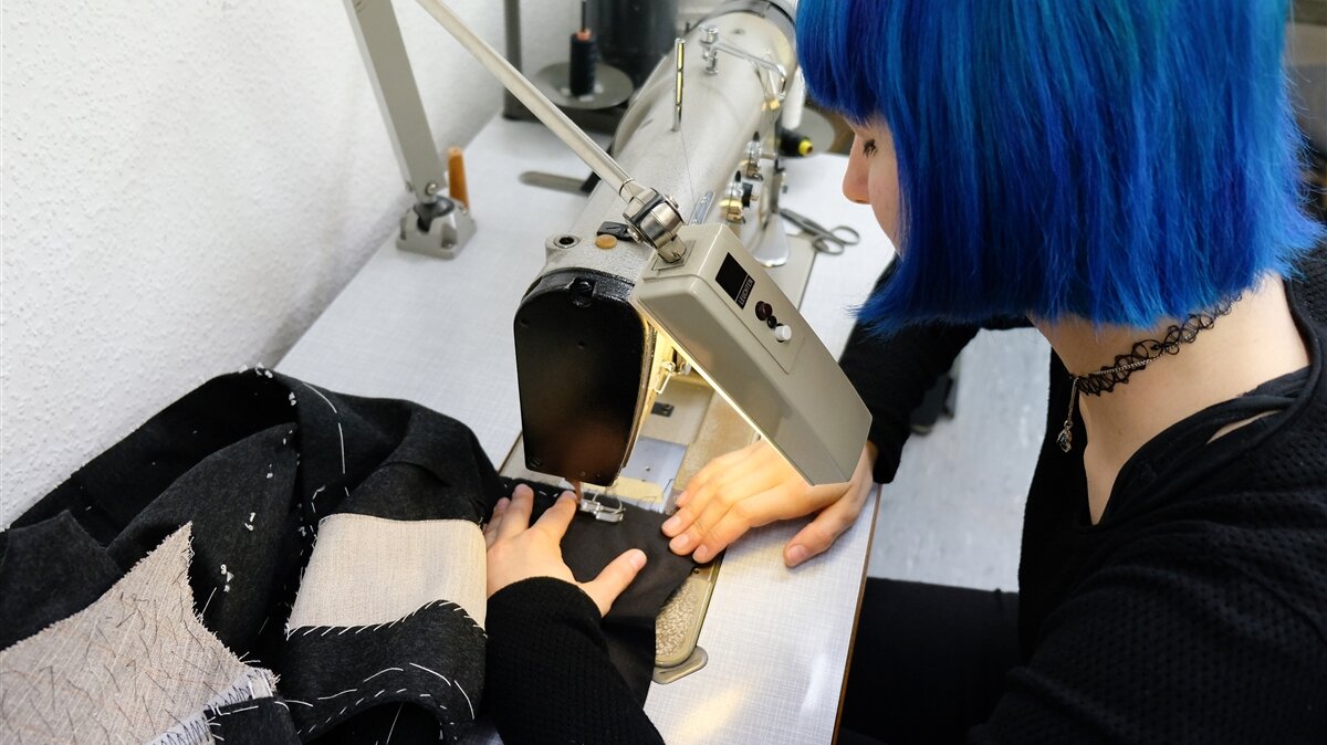 Elisabeth fertigt mit der Nähmaschine eine Naht für eine Seitentasche an.