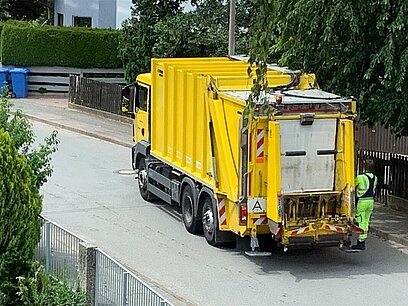 Ein Fahrzeug der Müllabfuhr im Einsatz.